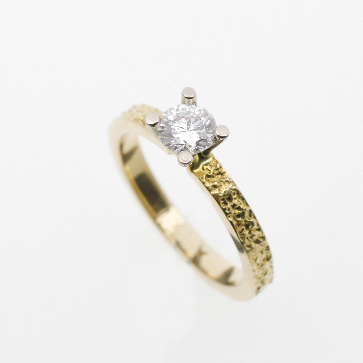 Yellow gold engagement ring with diamond 0,39ct