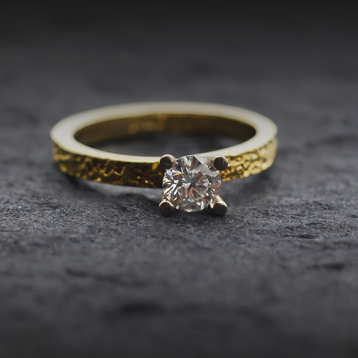 Yellow gold engagement ring with diamond 0,39ct