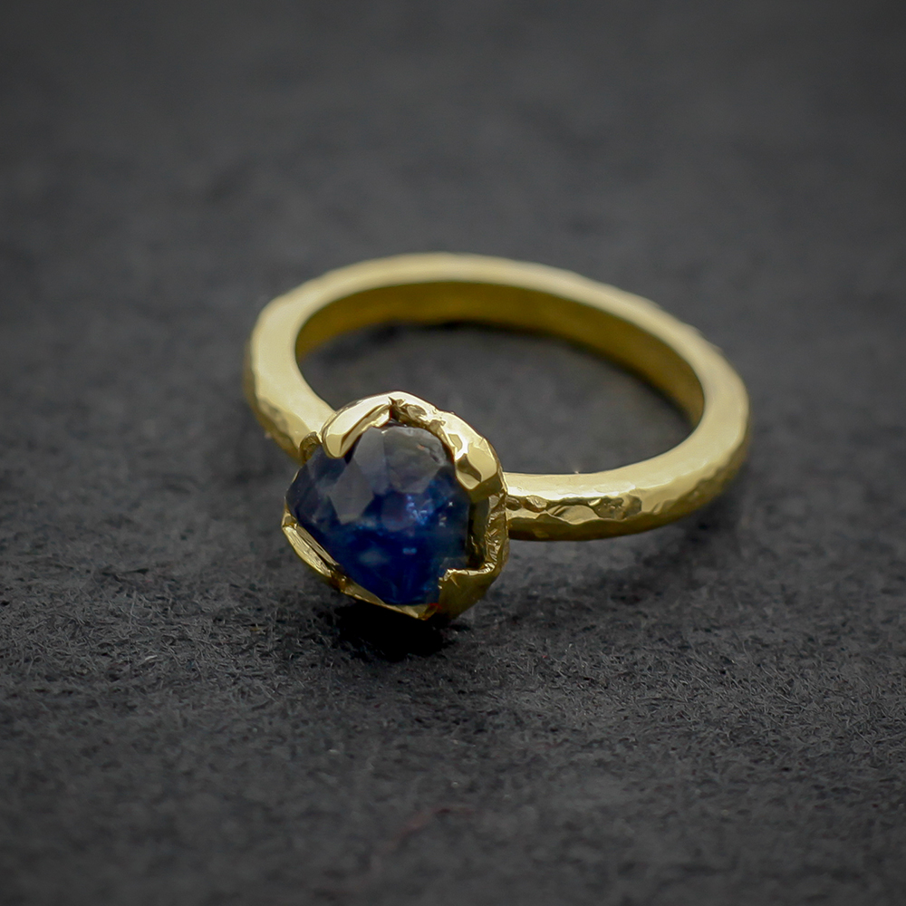 Yellow Gold Ring with sapphire