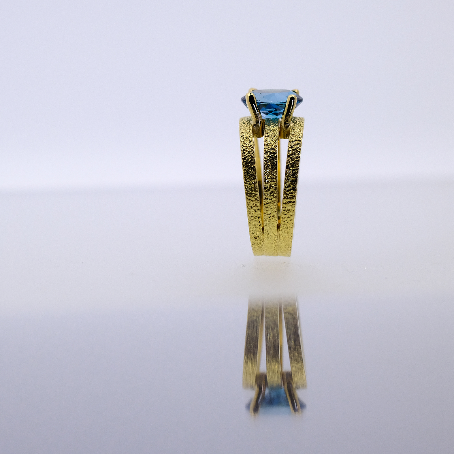 geel gouden ring met London blue topaas