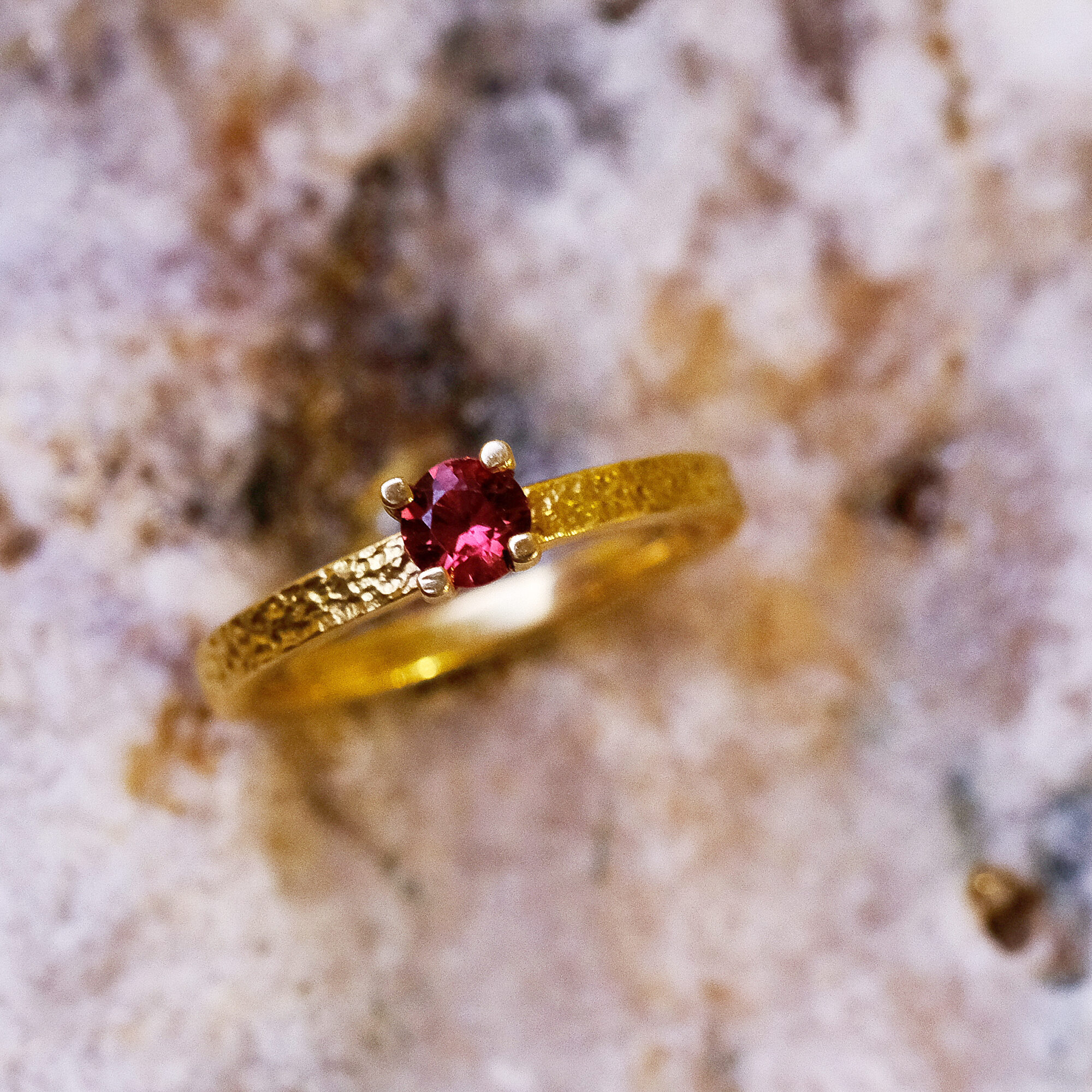geel gouden ring met rode saffier
