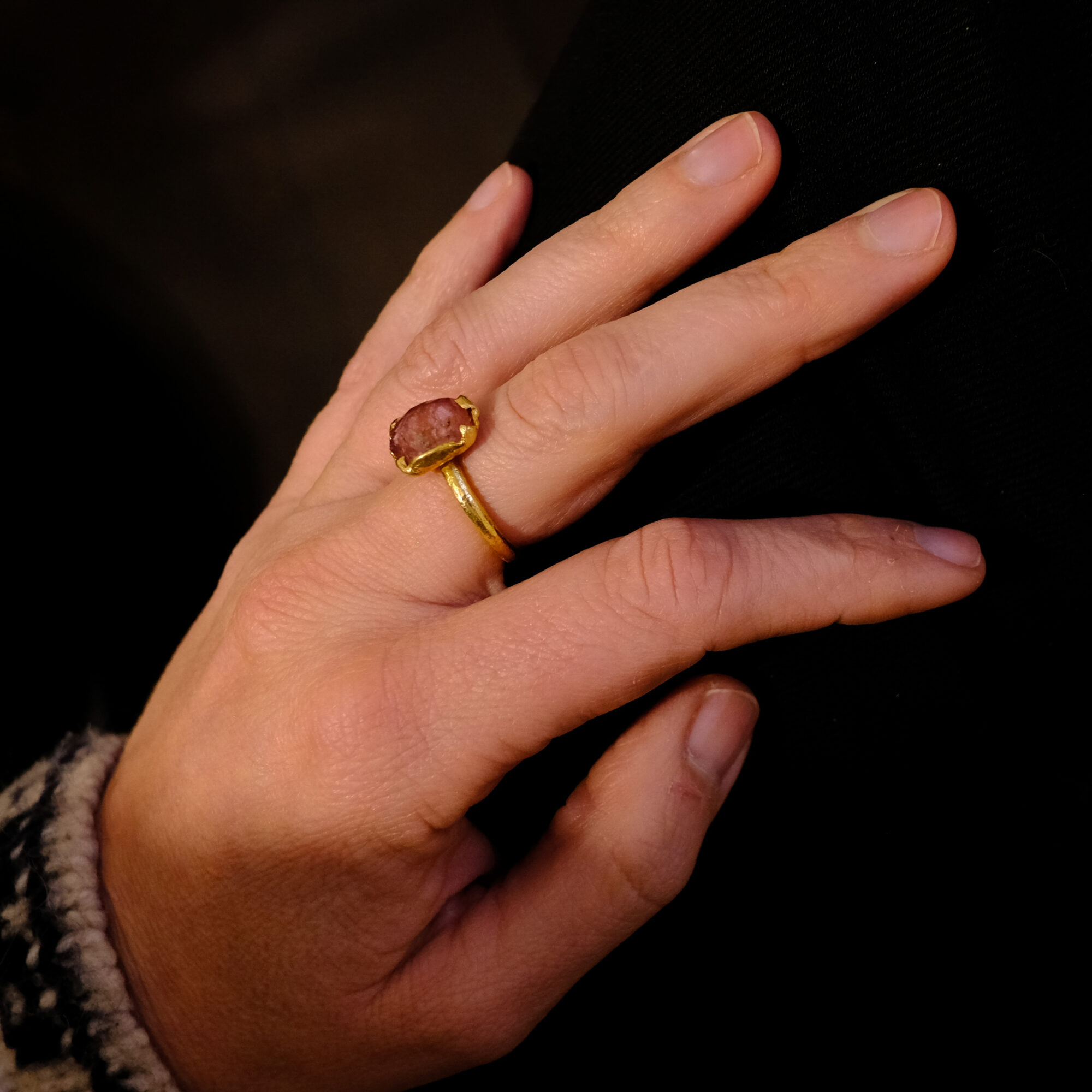 geel gouden ring met roze toermalijn