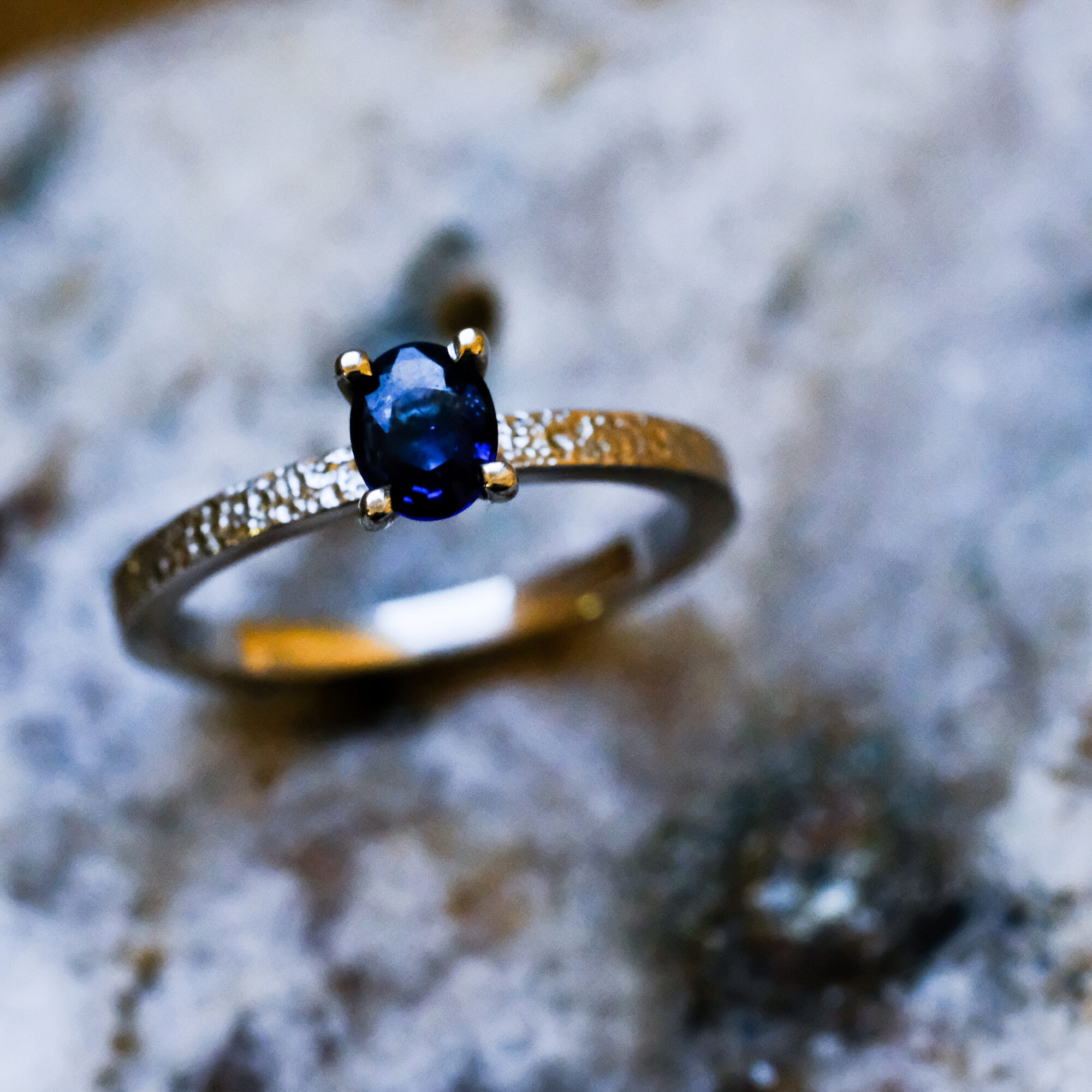 Wit gouden ring met blauwe saffier